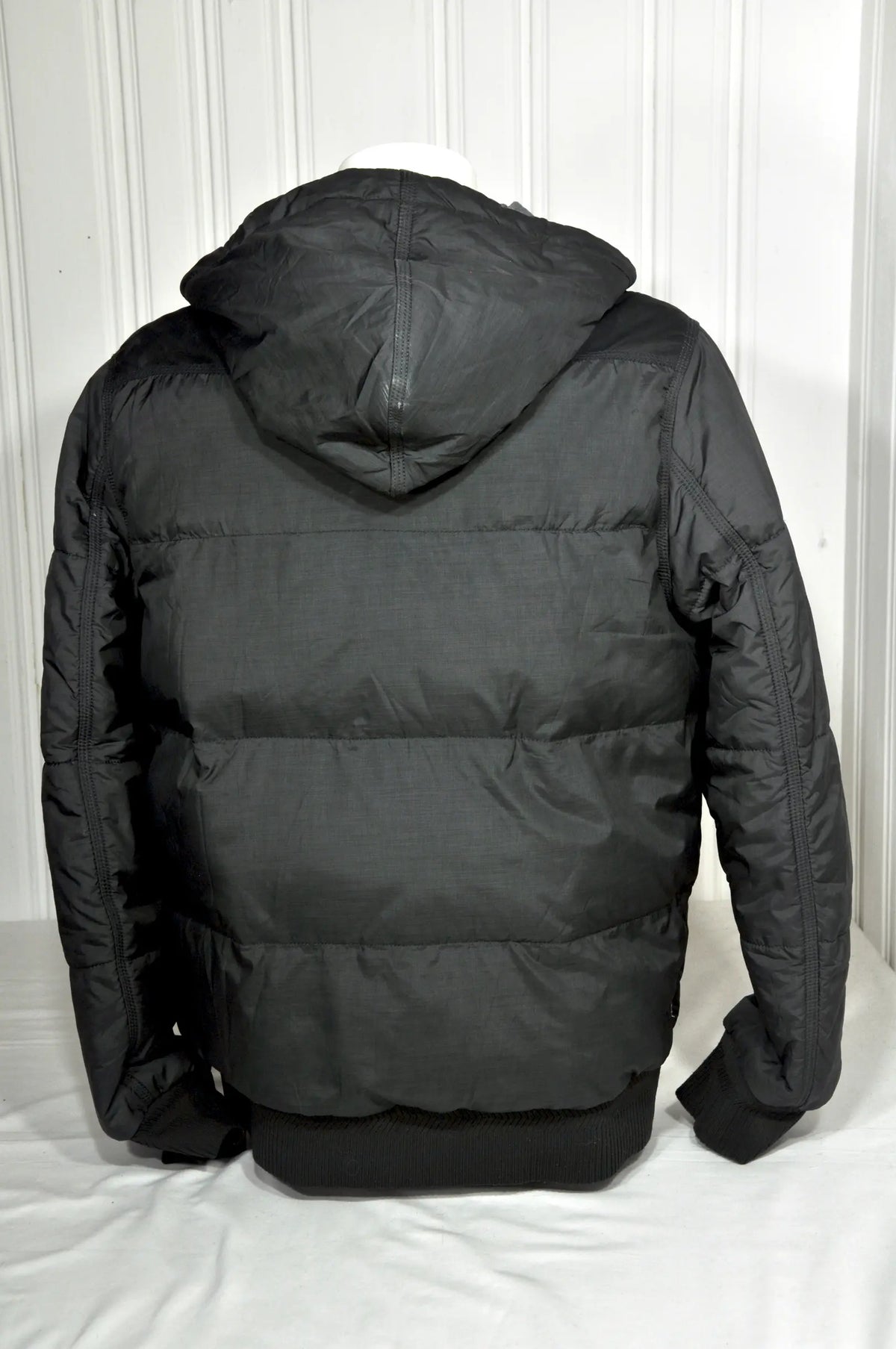 Doudoune Levi’s noire à capuche – Taille L