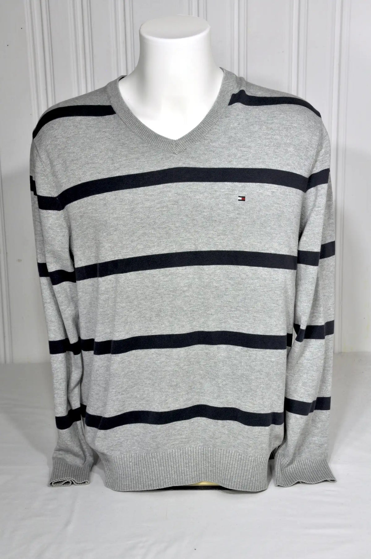 Pull Tommy Hilfiger rayé gris & bleu marine – Taille L