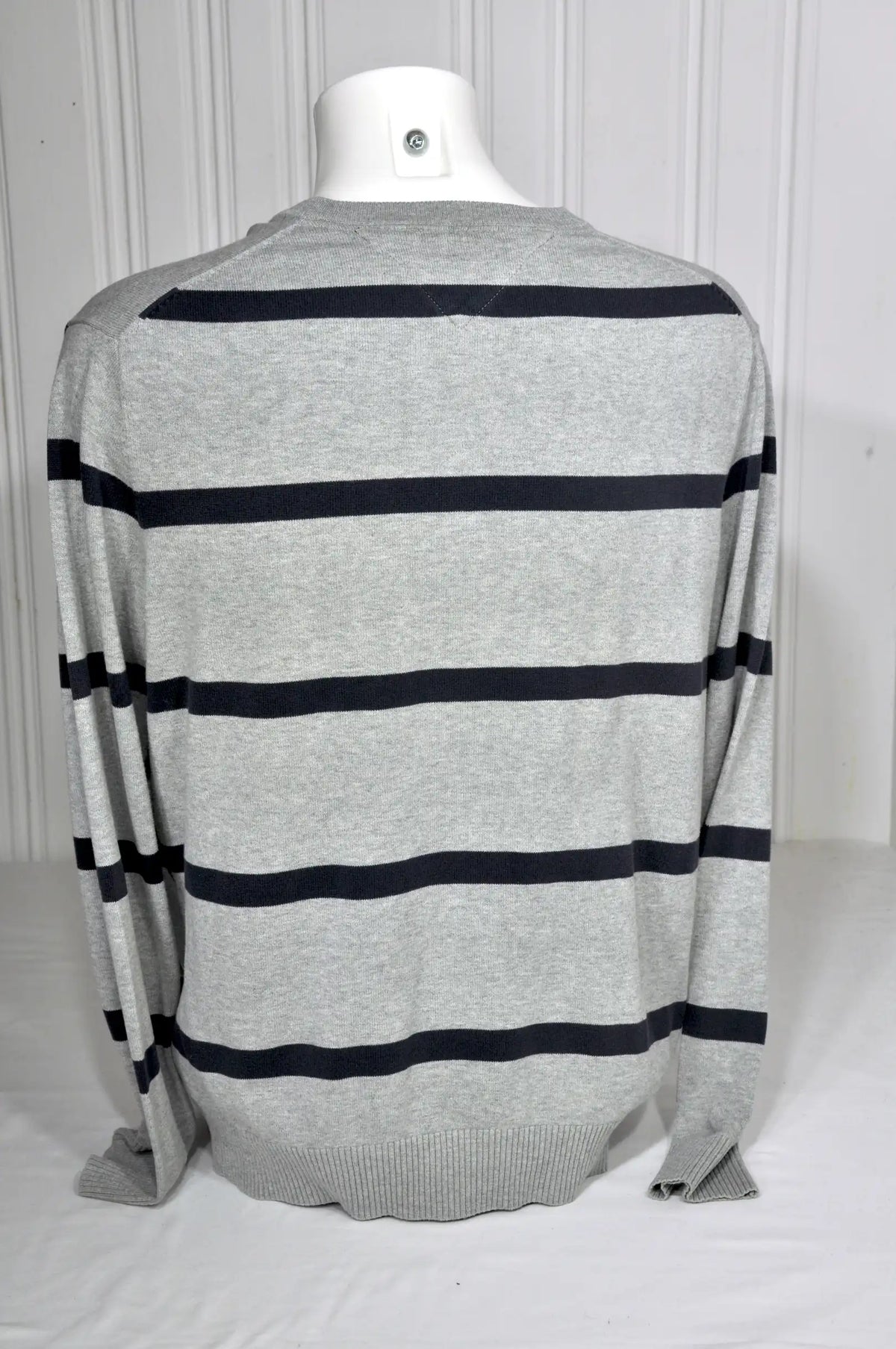 Pull Tommy Hilfiger rayé gris & bleu marine – Taille L